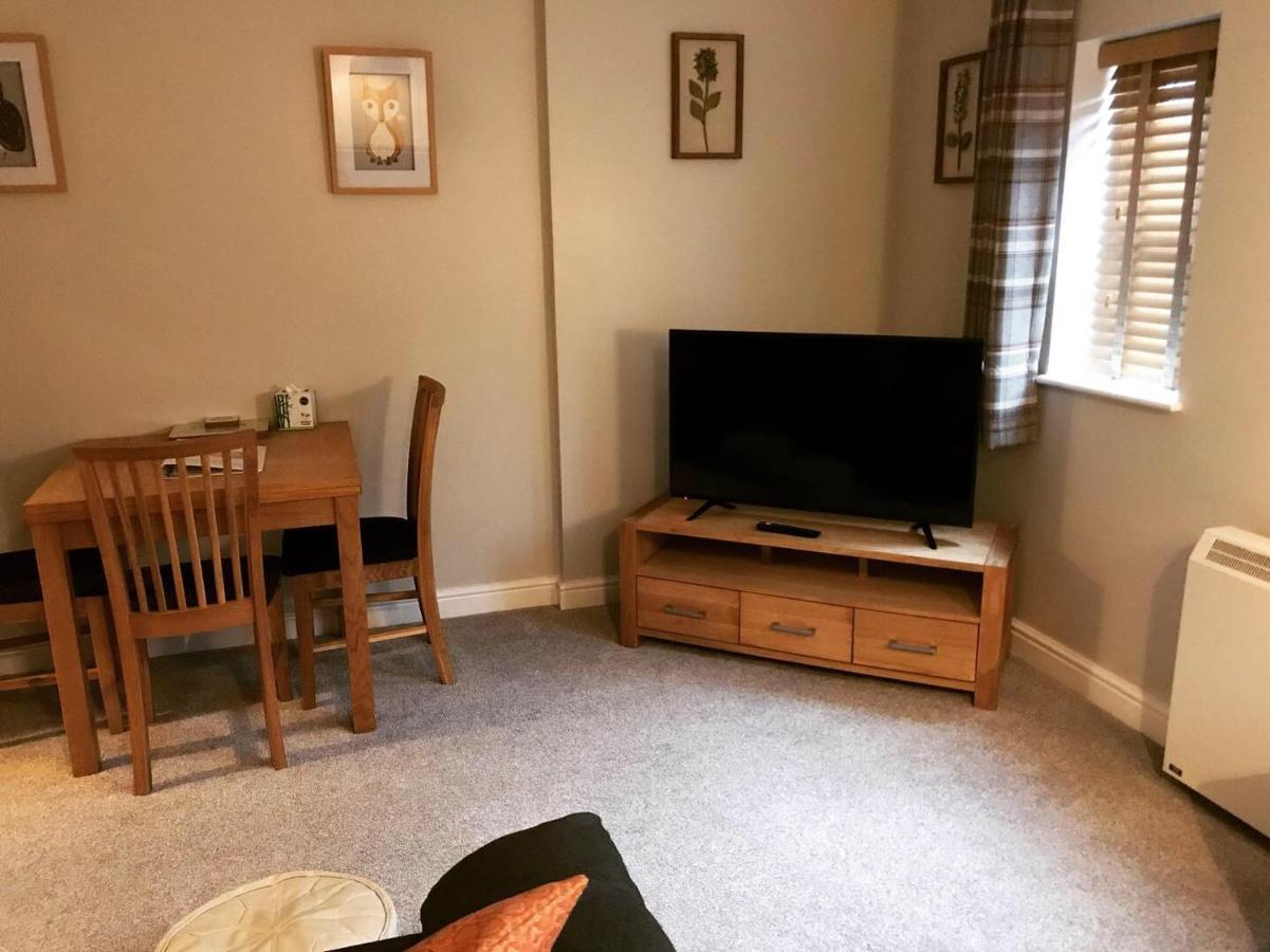 Clarabel's Guest House- The Nook Apartment Wombourn
